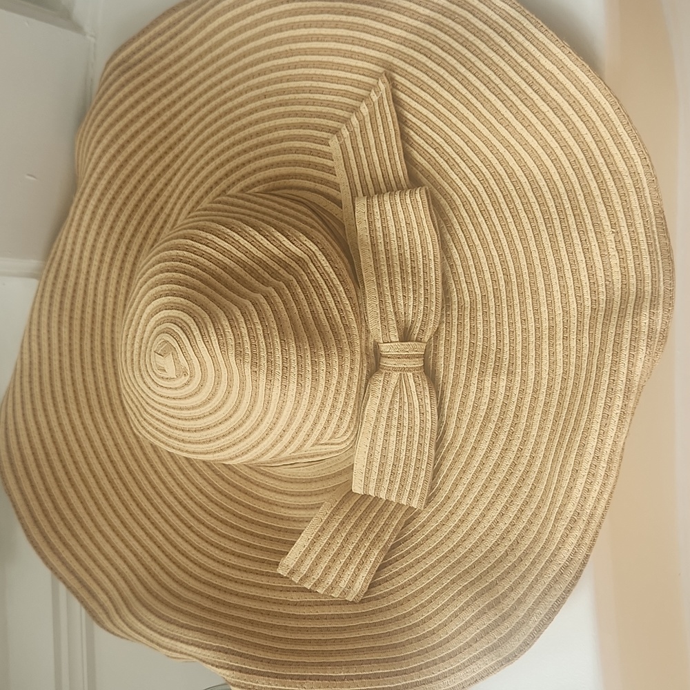 NWT Kokin large sun hat with wire edge